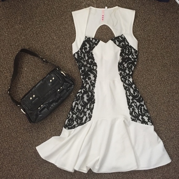 white dress with black lace detail 🍀 - Picture 5 of 6