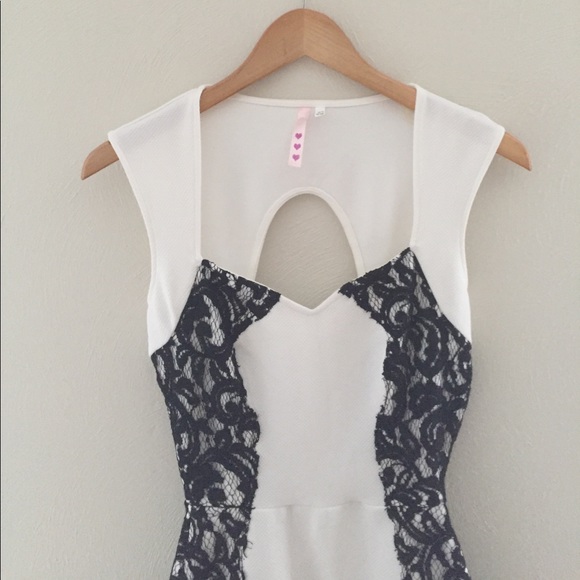 white dress with black lace detail 🍀 - Picture 4 of 6