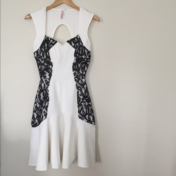 white dress with black lace detail 🍀 - Picture 2 of 6