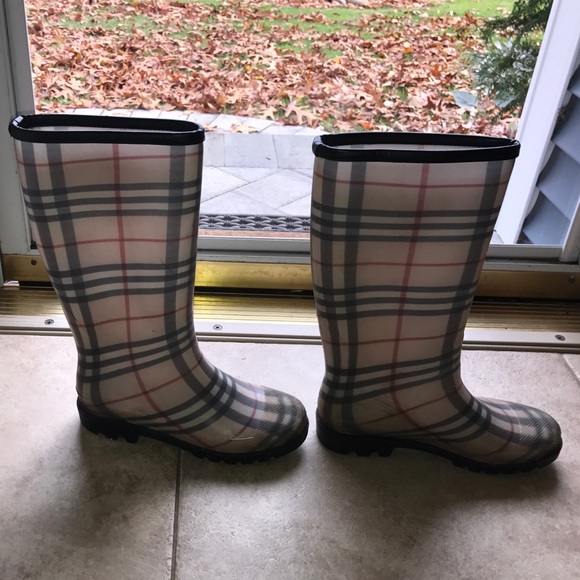 Woman size 9 Burberry Rain Boots