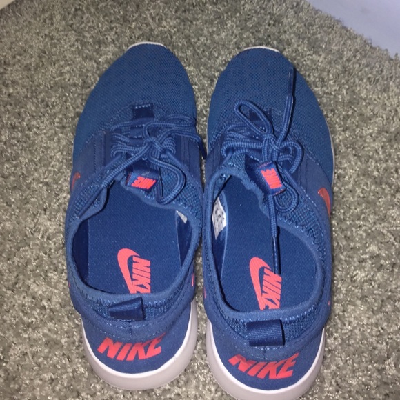 Never Worn Women's NIKE Juvenate Size 7