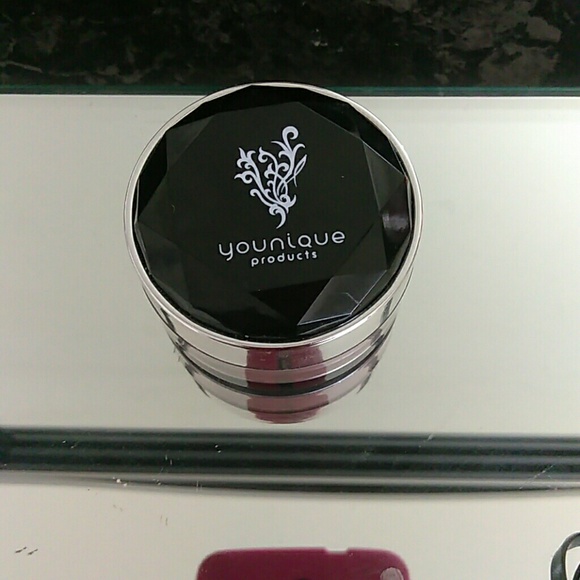 Younique mineral concealer (fierce)🌲🌲🌲