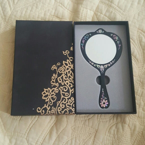 Handheld mirror