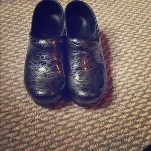 Dansko Clog silver swirl, worn twice! Size 38