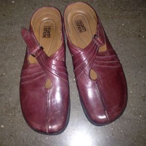 Burgundy Earth shoe size 9.5b.
