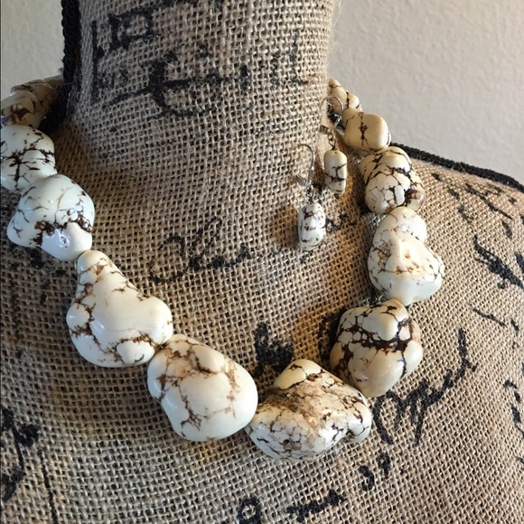 Texas boutique heavy stone necklace and earrings.
