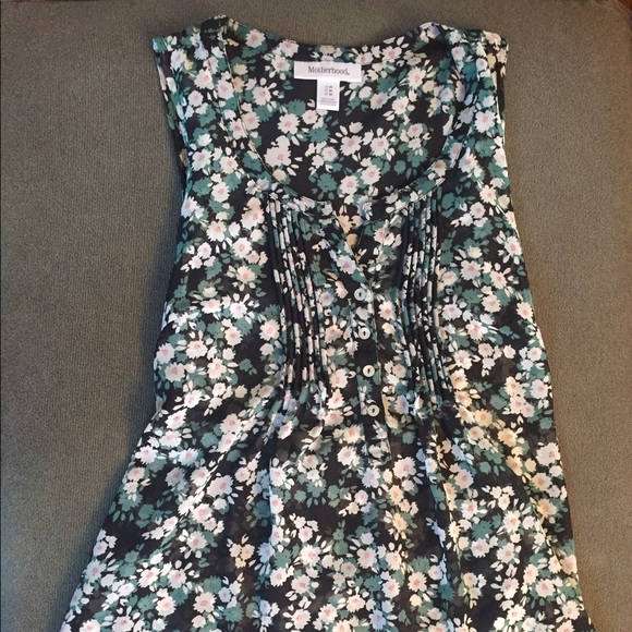 Elegant floral print maternity top.