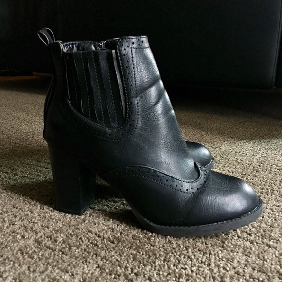 Black detailed booties – fuzzy inside! ❄️