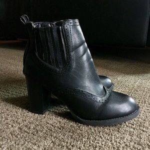 Black detailed booties – fuzzy inside! ❄️