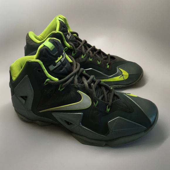 Lebron 11 dunk man with box