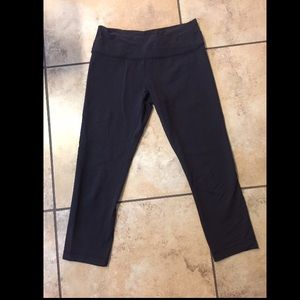 Black crop lululemon yoga pants