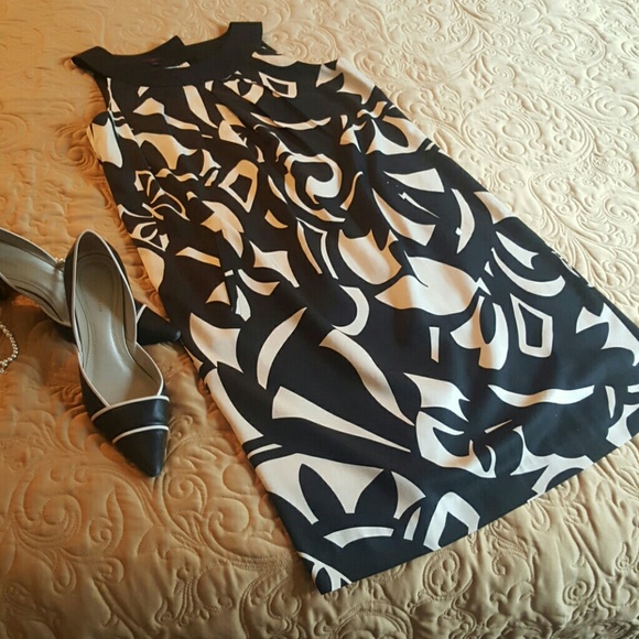 Black and White Sleeveless Sheath Dress