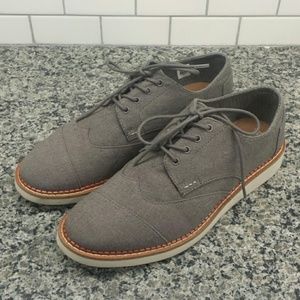 Tom's gray linen oxfords
