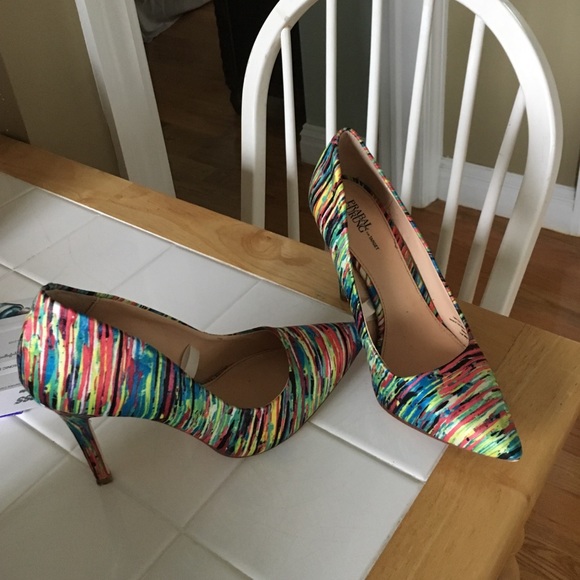 Multi-colored pumps
