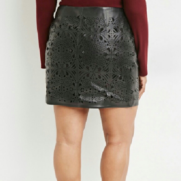 πNYE Host Pickπ Faux Leather Skirt- Size 3X - Picture 2 of 3