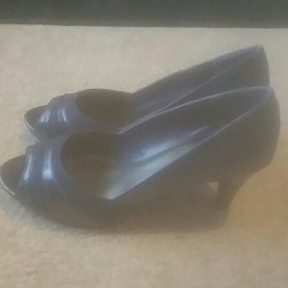 East5th heels !! - Picture 2 of 4