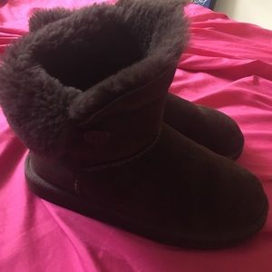 UGG Australia Choco. Bailey Button Classic Short
