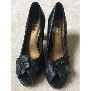 Seychelles Black Peep Toe Flower Pumps Size 6
