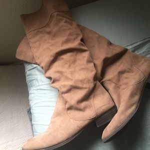 Swede boots size 8.5😍