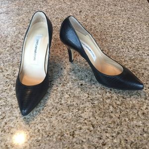 Pretty small shoes black pumps size 4