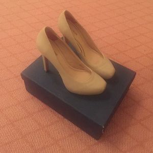Pour la Victoire beige leather pumps
