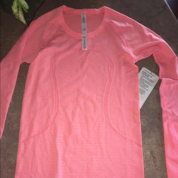 Lululemon long sleeve NWT size 4 cheaper on ♏️