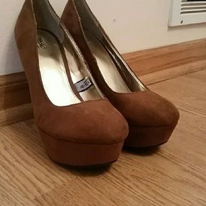 Brown velvet roundtoe wedges