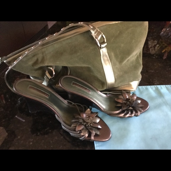 Unisa shoes..heals size 8😻with matching bag🎊
