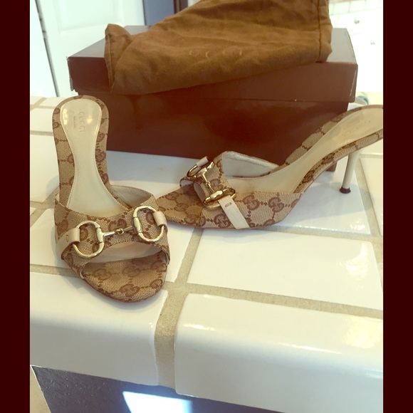 Gucci beige/cream GG Supreme logo sandals
