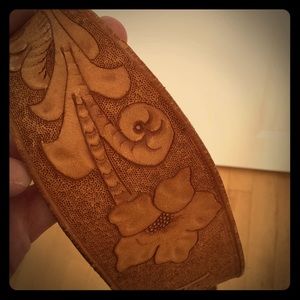 Vintage leather belt with flower detail- S