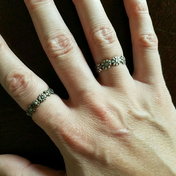 Silver daisy rings