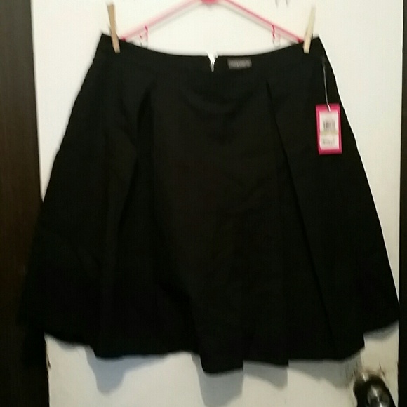 ♤BF SALE♤ NWT Vince Camuto Skirt