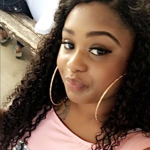 Meet your Posher, Essienia