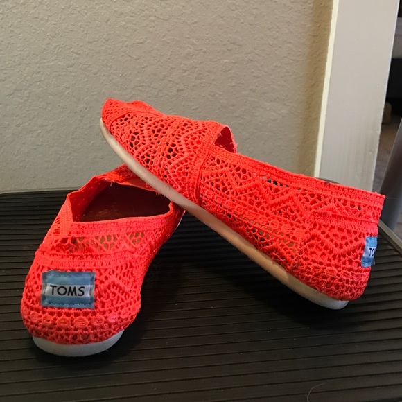 Toms neon coral crochet classics size 7.5