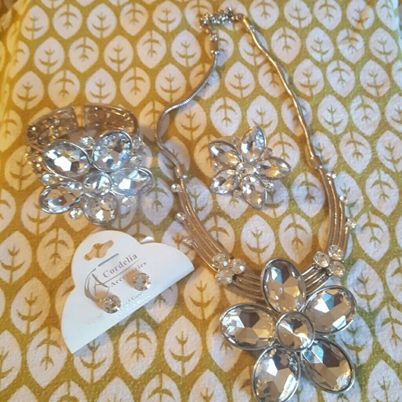 4 piece bundle! Glam jewelry! - Picture 1 of 3