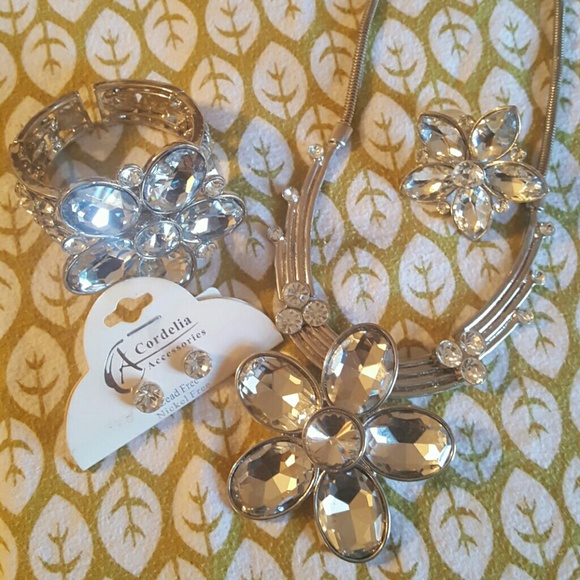 4 piece bundle! Glam jewelry! - Picture 2 of 3