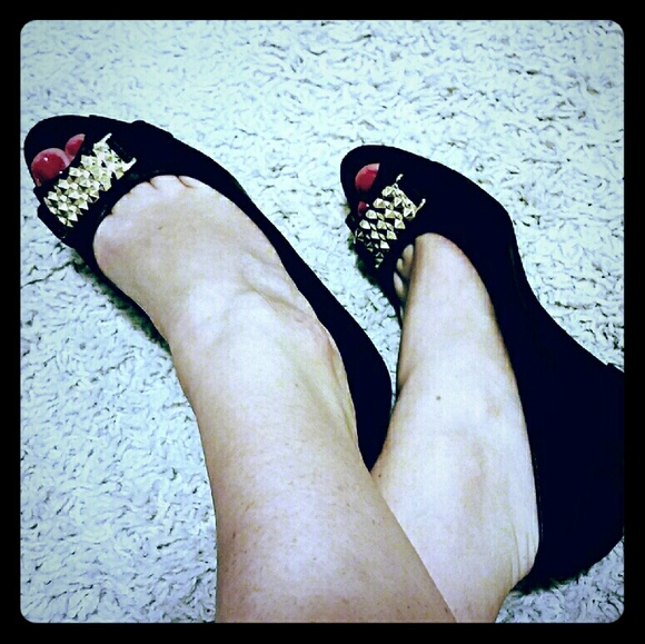Anne Klein black wedges