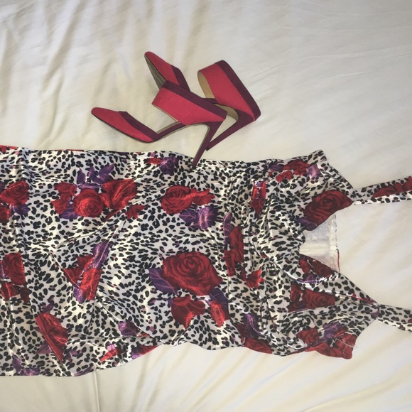 SexyVelvet fitted floral dress!!