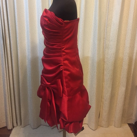 ❤️️❤️️Red Strapless Dress❤️️❤️️ - Picture 3 of 4