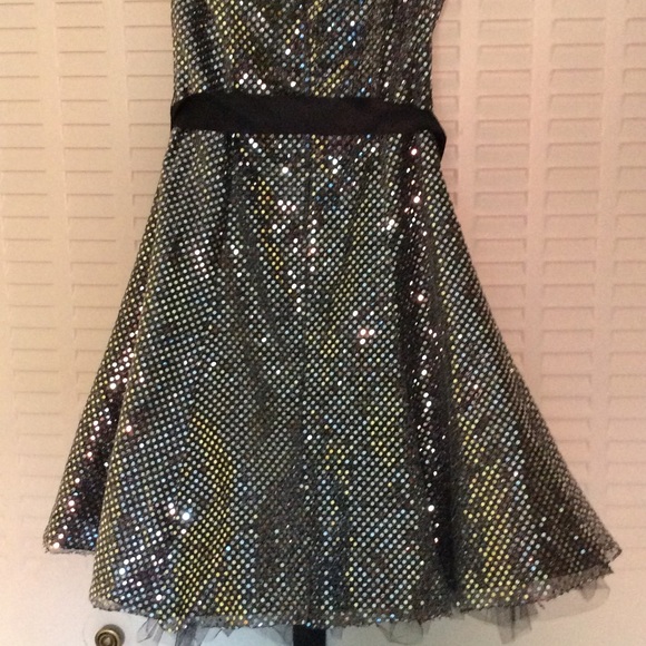 Dress - Picture 3 of 4