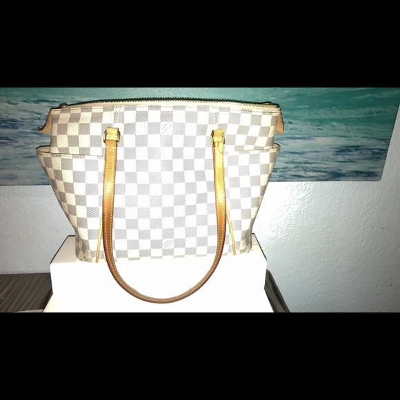100% Authentic lightly used Louis Vuitton Canvas