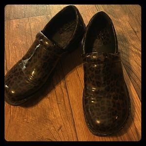 Born b.o.c. Leopard clogs
