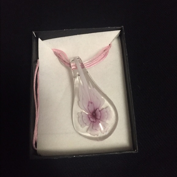 NWOT Pink Flower Glass Pendant Necklace