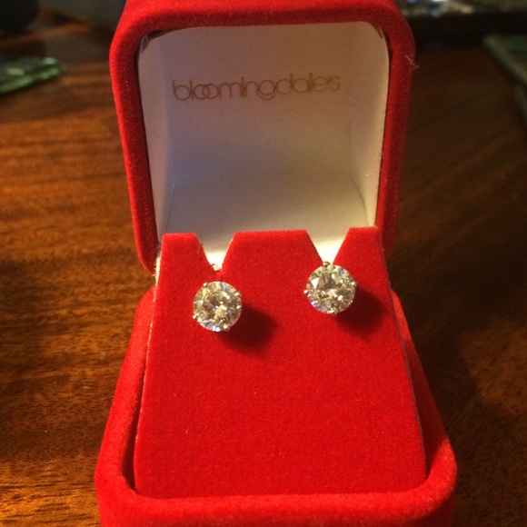 Sparkly stud earrings never worn!