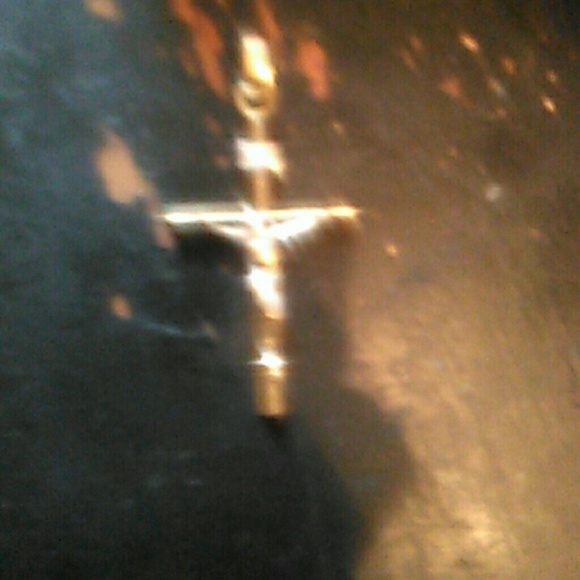 A gold cross - Picture 1 of 1