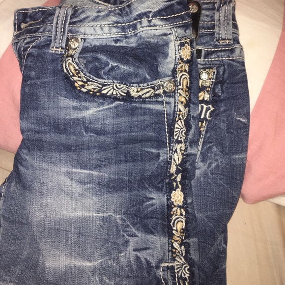 Miss Me bermuda shorts with super cute detail!