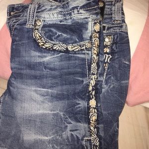 Miss Me bermuda shorts with super cute detail!