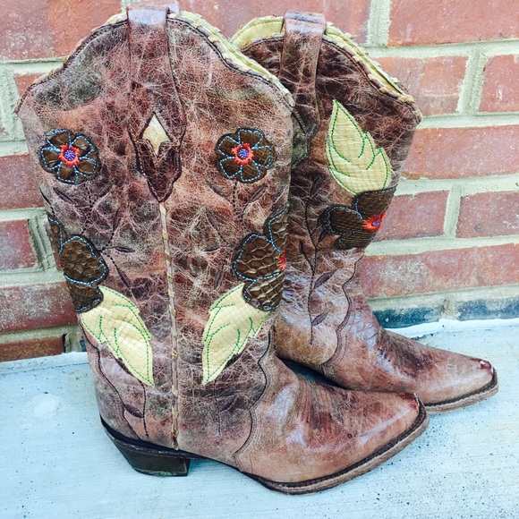Size 8 floral Corral boots!!