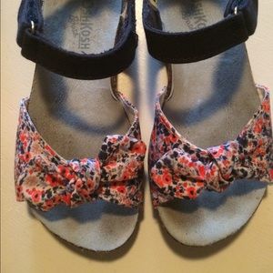 Girls slightly used sandals