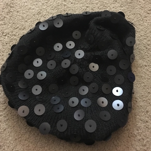 Cute black hat !! Perfect for winter !